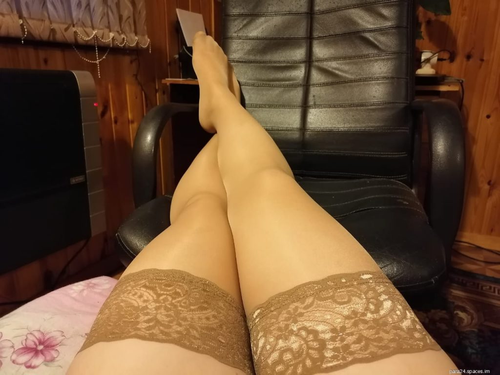 Стройные ножки в чулках и колготках